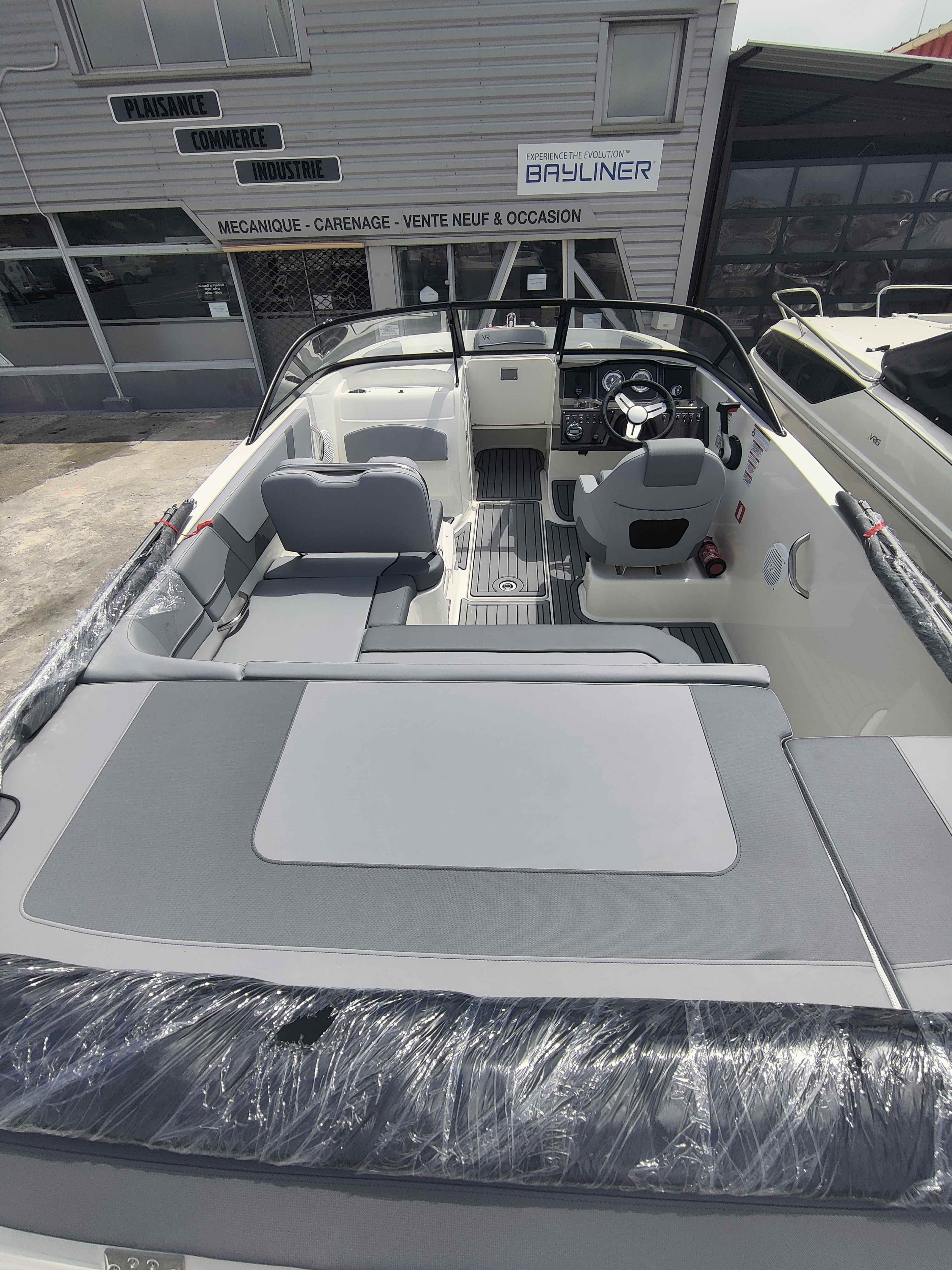 BAYLINER  VR5 BOWRIDER